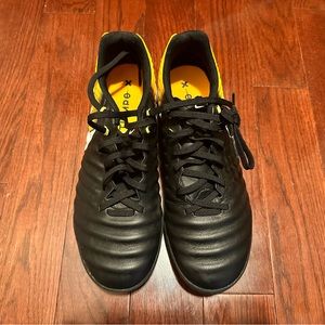 Nike Men soccer shoes US8.5, like new